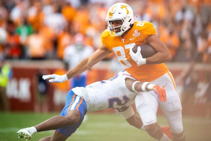 Tennessee TE Jacob Warren breaking a tackle against Florida in Knoxville, Tennessee, on September 24, 2022. (Photo by Brianna Paciorka of the News Sentinel)